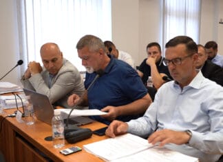 Zima u Tuzli: Vijećnici nisu podržali raspravu o smanjenju cijena kućica Gradsko vijeće Tuzla, vijećnici