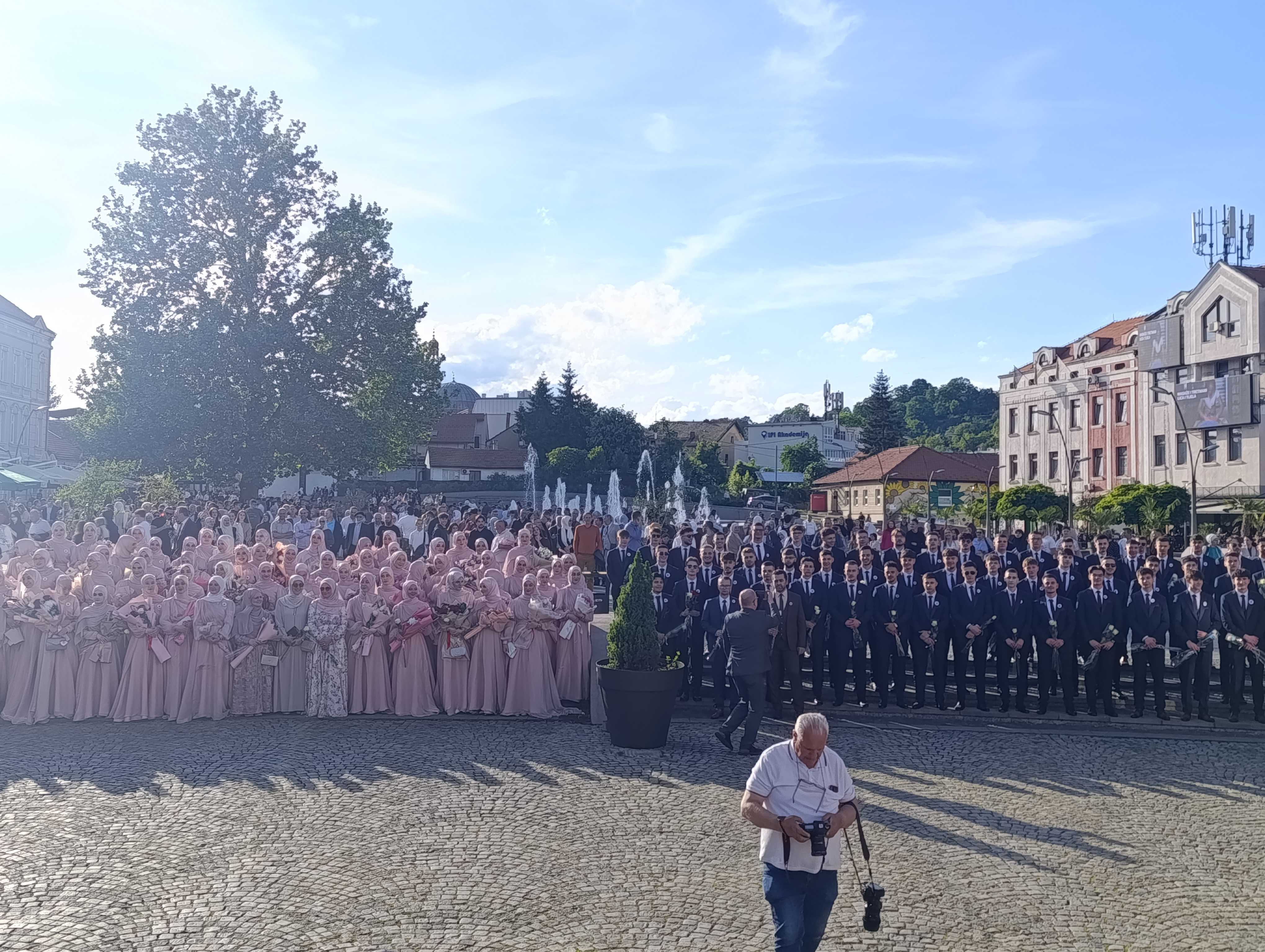 medresa Svečana šetnja maturanata Behram-begove medrese ispunila ulice Tuzle