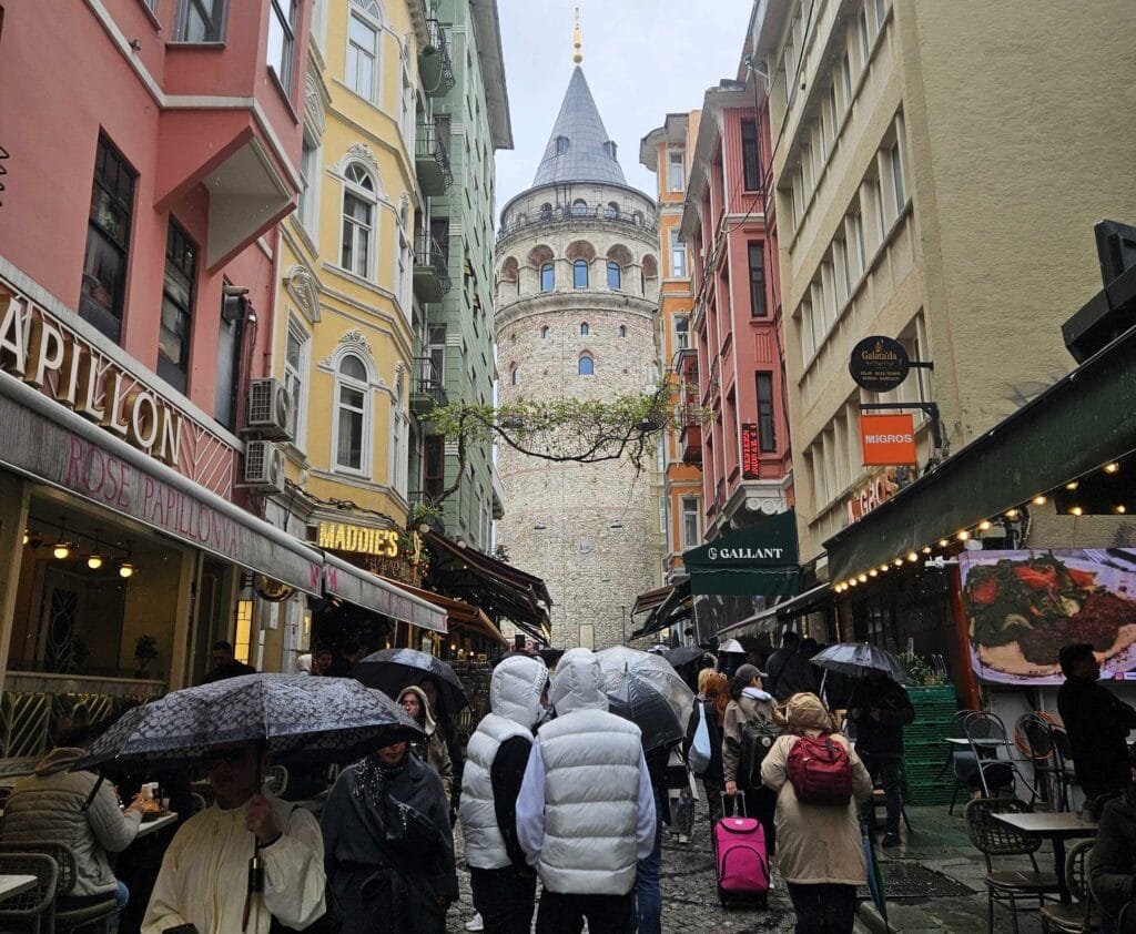 Cijene atrakcija u Istanbulu; Pogled na Galata kulu u Istanbulu tokom kišnog dana