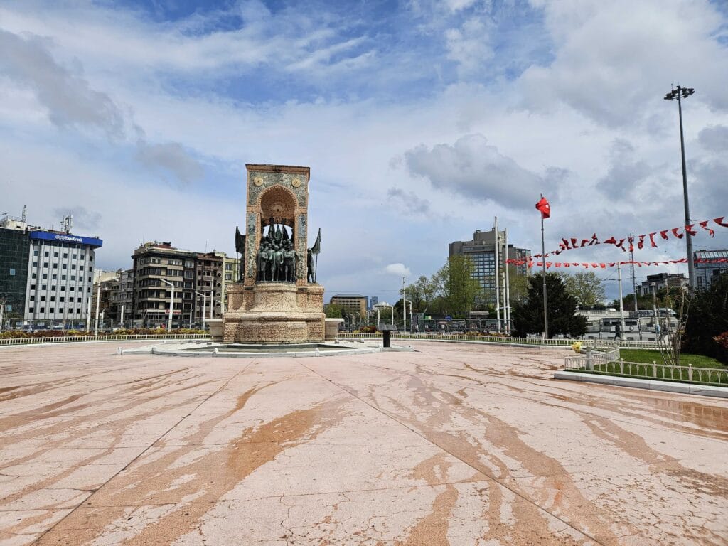 Cijene atrakcija u Istanbulu; Taksim trg u Istanbulu sa spomenikom i turskim zastavama