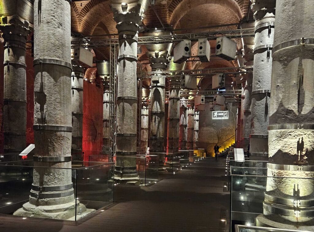 Cijene atrakcija u Istanbulu; Unutrašnjost cisterne u Istanbulu sa stubovima i osvjetljenjem