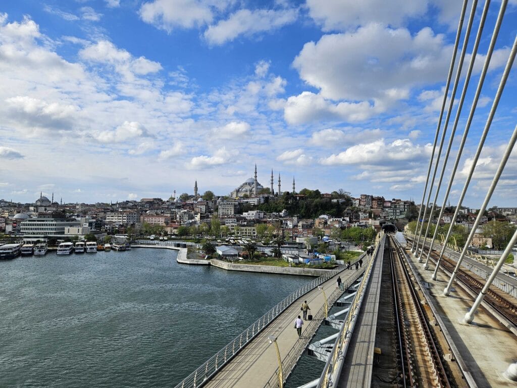 Cijene atrakcija u Istanbulu; Pogled na Zlatni rog i Sulejmanija džamiju u Istanbulu