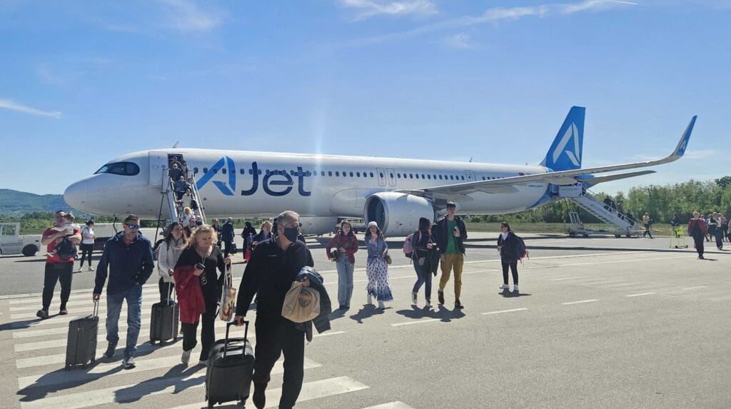 Putnici nakon slijetanja AJet aviona na Tuzlanski aerodrom