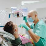 UKC Tuzla: Omogućene stomatološke usluge pod opštom anestezijom za osobe s poteškoćama Stomatološke usluge u punoj anesteziji za punoljetne osobe sa poteškoćama u razvoju i/ili invaliditetom bit će dostupne na UKC-u Tuzla, nakon što je riješen problem prijema ove kategorije pacijenata.