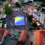 Najveća zastava Bosne i Hercegovine razvijena u Tuzli, hiljade građana poslale poruku zajedništva