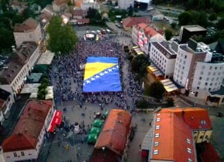 Najveća zastava Bosne i Hercegovine razvijena u Tuzli, hiljade građana poslale poruku zajedništva