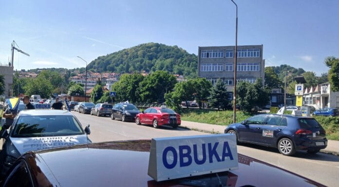 Protestna vožnja autoškola u Tuzli: Instruktori traže povlačenje odluke Ministarstva Protestna vožnja autoškola u Tuzli: Instruktori traže povlačenje odluke Ministarstva