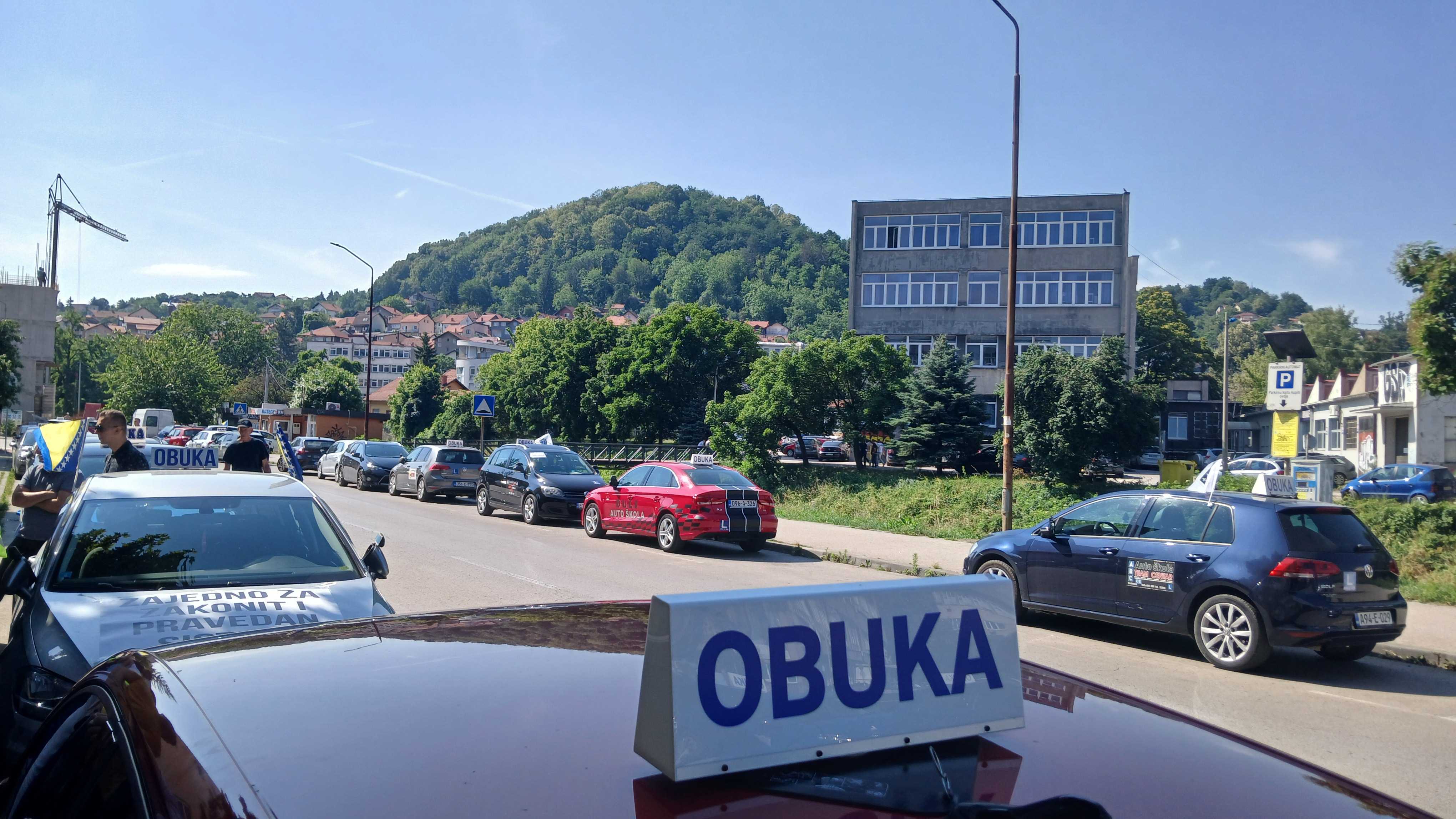 autoškole Protestna vožnja autoškola u Tuzli: Instruktori traže povlačenje odluke Ministarstva
