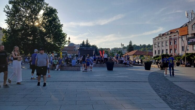 Navijači se okupljaju na Trgu slobode pred utakmicu Zmajeva protiv Katara