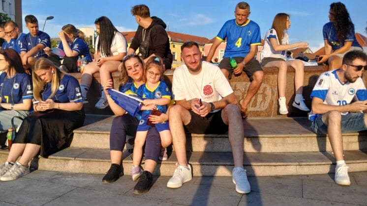 Navijači se okupljaju na Trgu slobode pred utakmicu Zmajeva protiv Katara