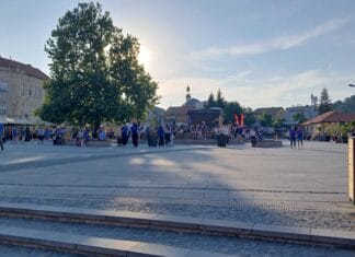 Navijači se okupljaju na Trgu slobode pred utakmicu Zmajeva protiv Katara Navijači se okupljaju na Trgu slobode pred utakmicu Zmajeva protiv Katara