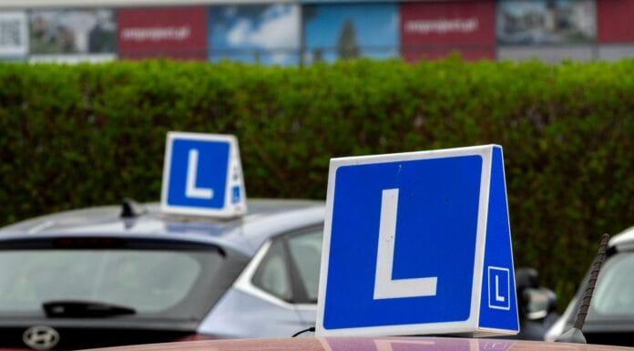 Autoškole najavile mirnu protestnu vožnju u Tuzli Saobraćajna edukacija u TK od jučer digitalizovana: Kandidati ispite polažu elektronski