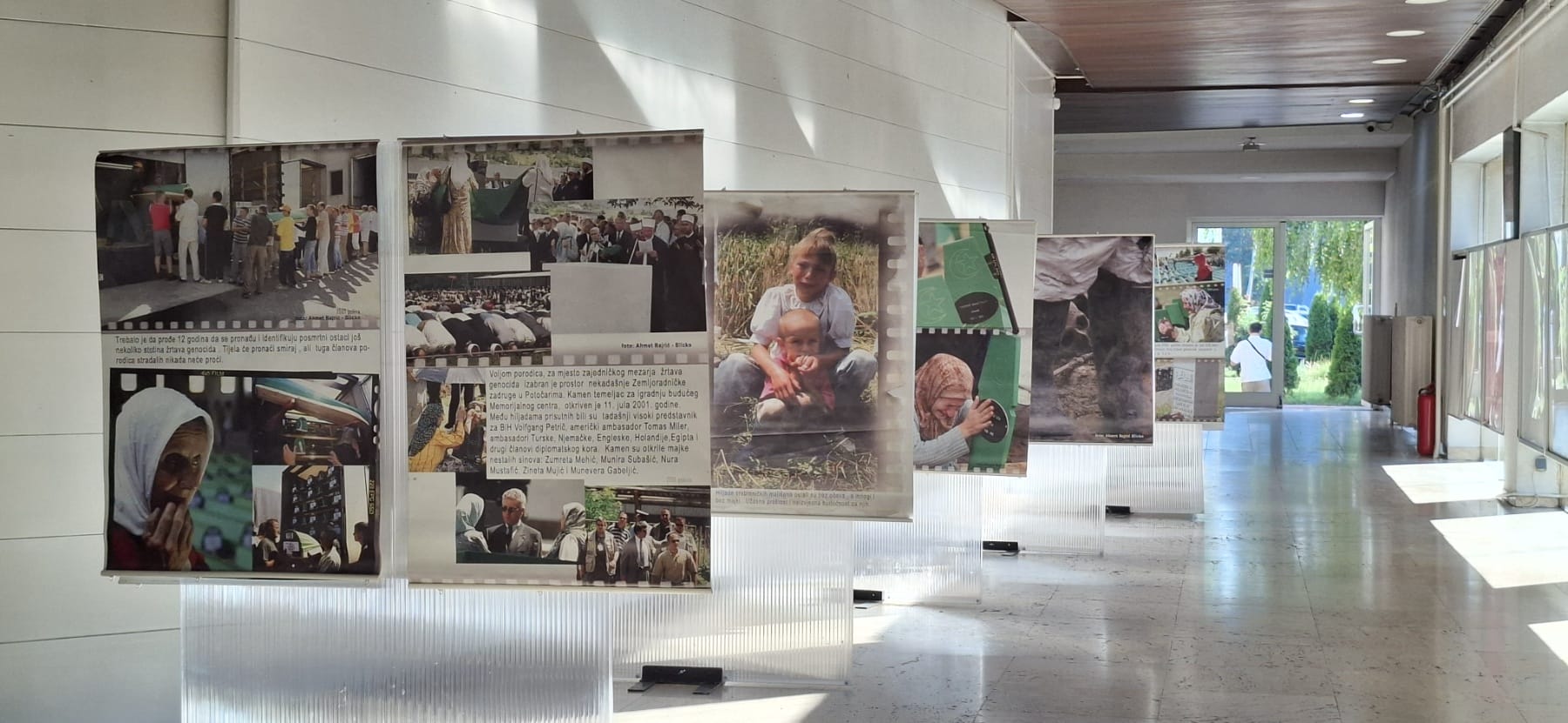 Fotomonografija o Srebrenici predstavljena u Tuzli: Tri decenije dokaza, sjećanja i istine