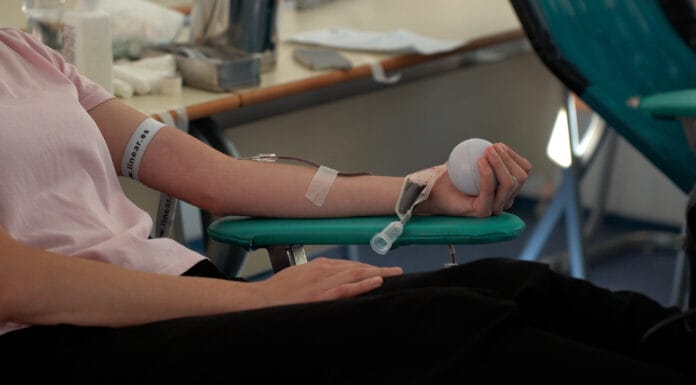Objavljen raspored akcija darivanja krvi za narednu sedmicu Darivanje krvi u Centru za mlade Tušanj okupilo veliki broj građana