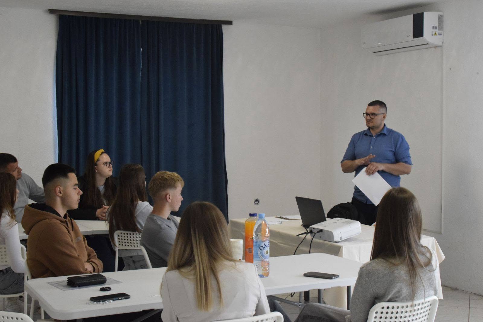 Pokrenuta zagovaračka inicijativa za mlade u Vozući - “Glas mladih za svoj prostor”