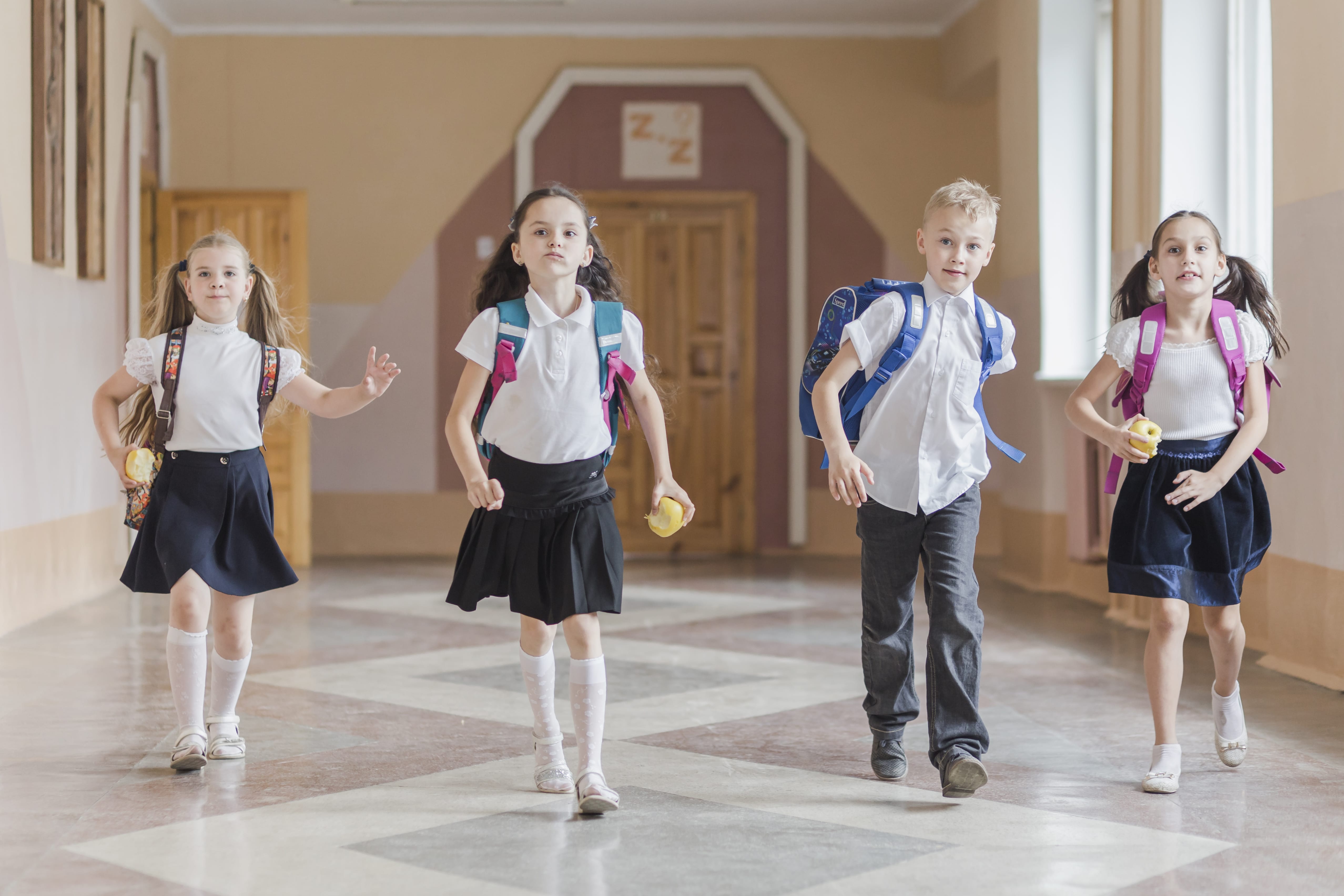 funny-kids-with-apples-school-corridor