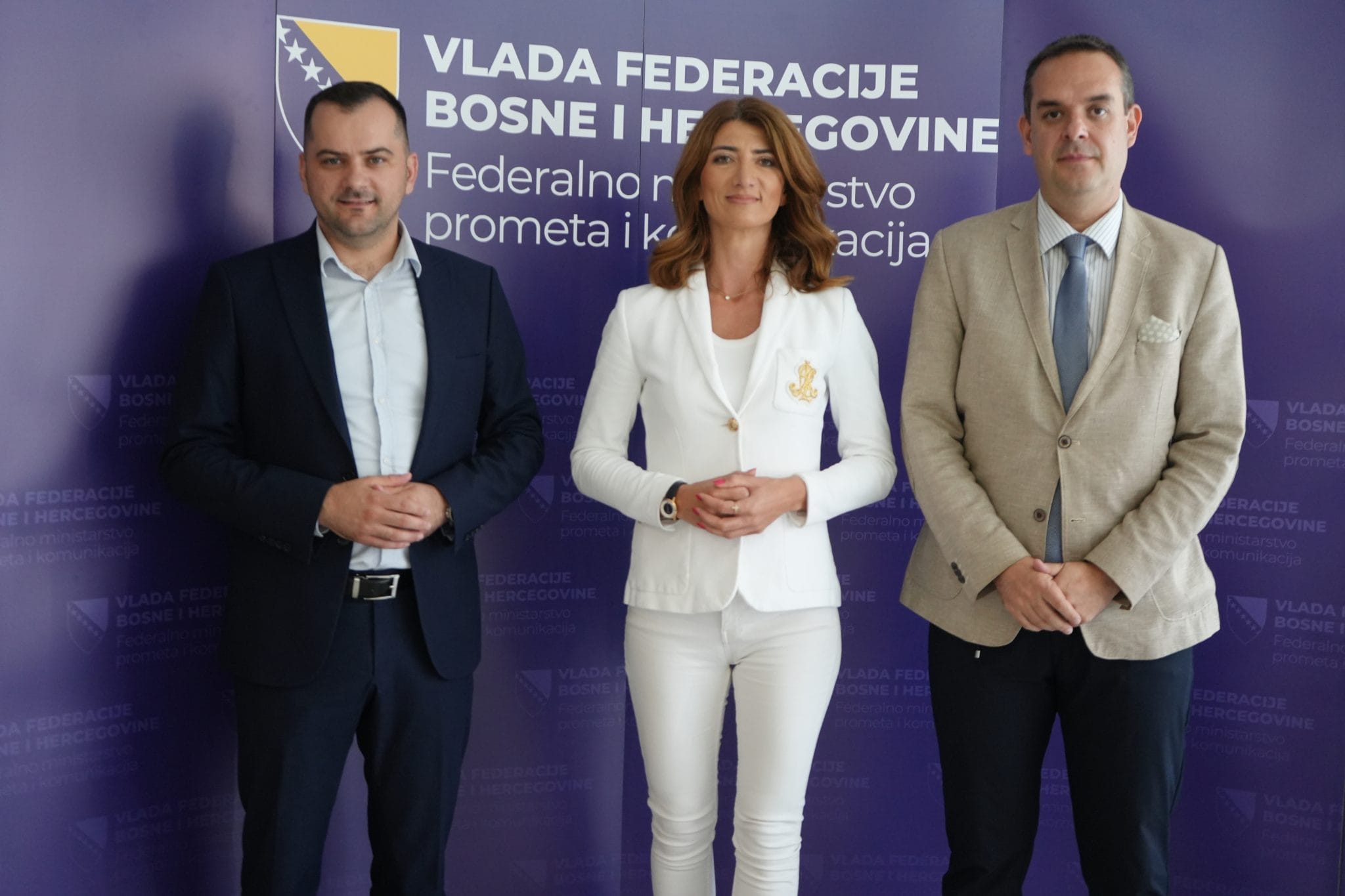 Aerodrom Tuzla dobit će 3,1 milion KM za subvencioniranje postojećih i otvaranje novih aviolinija, potvrđeno je nakon potpisivanja sporazuma u Federalnom ministarstvu prometa i komunikacija u Mostaru.Sporazum je potpisala federalna ministrica prometa i komunikacija Andrijana Katić sa direktorom J.P. Međunarodni aerodrom Tuzla Dževadom Haličevićem. Sredstva su osigurana u okviru programa subvencioniranja javnih preduzeća u oblasti zračnog prometa, koje je usvojila Vlada Federacije Bosne i Hercegovine. Za provedbu programa u Budžetu Federacije BiH za 2026. godinu ukupno je osigurano 11,8 miliona KM. Od tog iznosa, za subvencioniranje postojećih i otvaranje novih aviolinija Aerodrom Tuzla dobija 3,1 milion KM, dok je za Međunarodni aerodrom Sarajevo predviđeno 3,85 miliona KM, a za Međunarodnu zračnu luku, aerodrom Mostar 3,05 miliona KM. Iz Federalnog ministarstva prometa i komunikacija navedeno je da se ovim sredstvima stvaraju uslovi za realizaciju aktivnosti koje su usmjerene na unapređenje zračnog prometa, jačanje kapaciteta javnih preduzeća u ovom sektoru i kvalitetnije pružanje usluga putnicima. Za Tuzlanski kanton ova odluka ima poseban značaj, s obzirom na to da je Aerodrom Tuzla jedan od najvažnijih infrastrukturnih i saobraćajnih resursa ovog dijela Bosne i Hercegovine. Subvencioniranje aviolinija trebalo bi pomoći u očuvanju postojećih letova, ali i stvaranju pretpostavki za uvođenje novih linija, što je važno za putnike iz Tuzle, cijelog sjeveroistočnog dijela BiH i dijaspore. Pored sporazuma koji se odnose na aerodrome u Sarajevu, Tuzli i Mostaru, potpisan je i poseban sporazum za sufinansiranje troškova unajmljivanja letjelica za gašenje požara. Za tu namjenu Međunarodnoj zračnoj luci, aerodromu Mostar dodijeljeno je 1,8 miliona KM. Realizacijom ovih programa Vlada FBiH i Federalno ministarstvo prometa i komunikacija nastavljaju ulaganja u razvoj zračne infrastrukture i operativnih kapaciteta. U tom okviru, Aerodrom Tuzla dobija finansijsku podršku koja bi mogla imati važnu ulogu u stabilizaciji i daljem razvoju zračnog saobraćaja na području Tuzlanskog kantona.