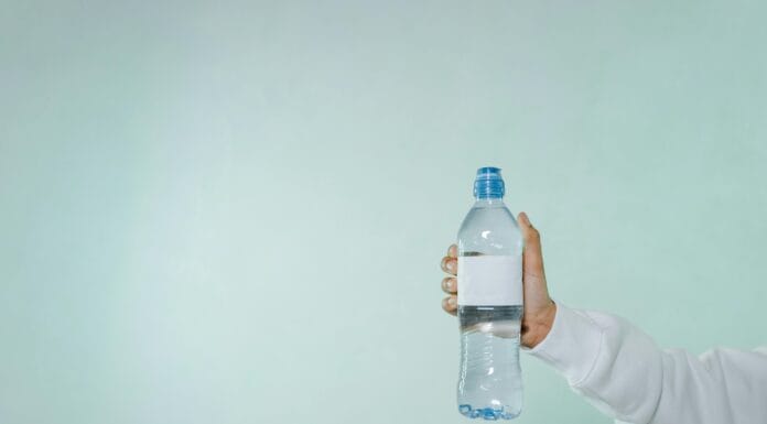 Ljudi masovno stavljaju plastičnu flašu u vodokotlić, razlog bi vas mogao iznenaditi Ljudi masovno stavljaju plastičnu flašu u vodokotlić, razlog bi vas mogao iznenaditi