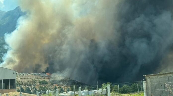 Požar na deponiji Uborak: Gust dim prekrio dijelove Mostara, građanima upućene preporuke Požar na deponiji Uborak