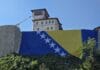Najveća zastava BiH zavijorila se na Kuli Zmaja od Bosne u Gradačcu Najveća zastava BiH zavijorila se na Kuli Zmaja od Bosne u Gradačcu
