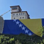 Najveća zastava BiH zavijorila se na Kuli Zmaja od Bosne u Gradačcu Najveća zastava BiH zavijorila se na Kuli Zmaja od Bosne u Gradačcu