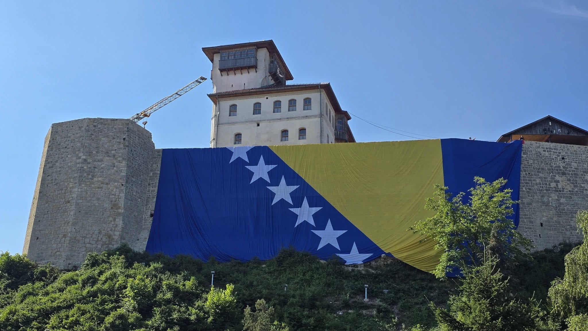 Foto: Radio Gradacac Najveća zastava BiH zavijorila se na Kuli Zmaja od Bosne u Gradačcu