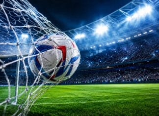 Rezultati SP, lopta u mreži na osvijetljenom fudbalskom stadionu