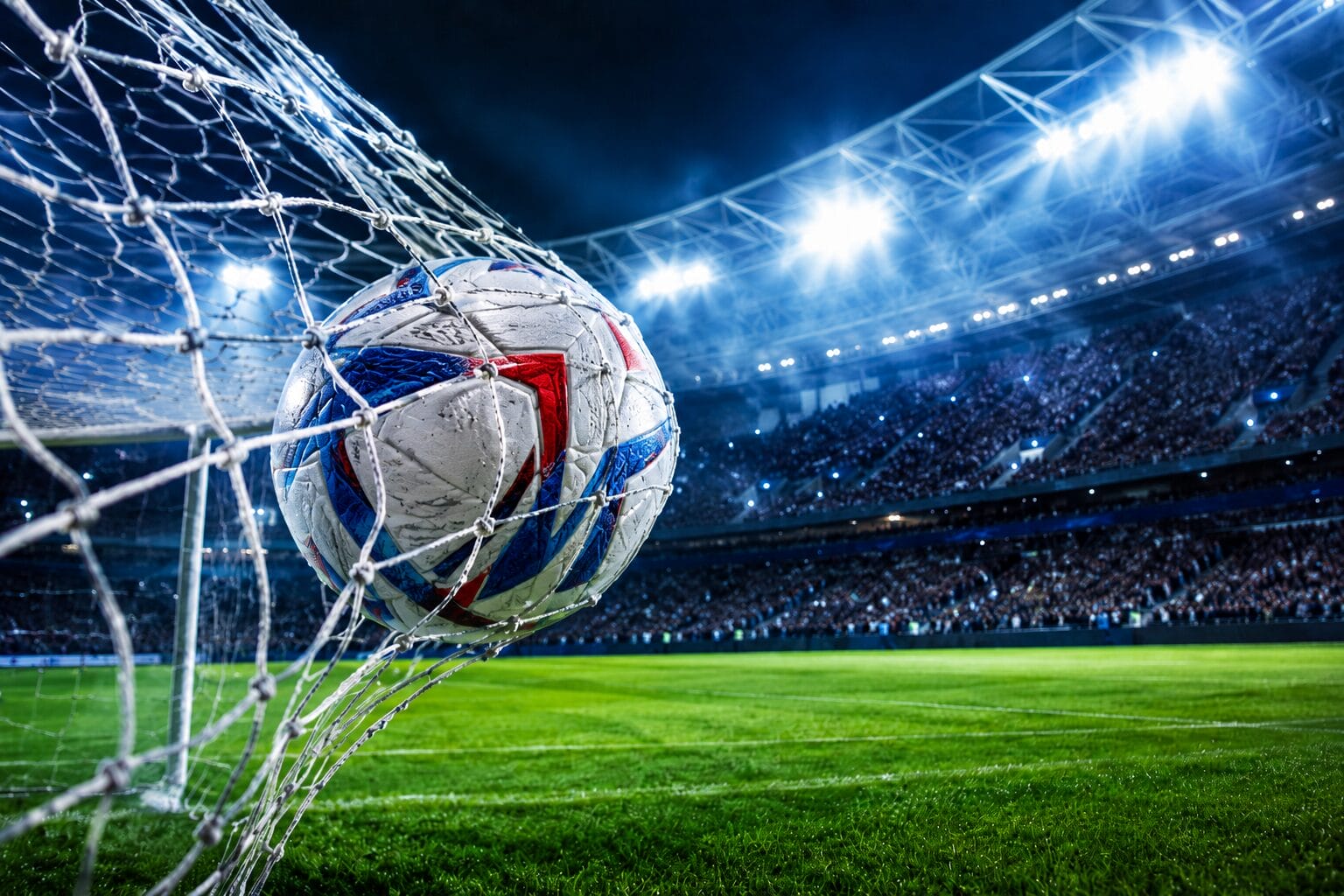 rezultati-sp-lopta-u-mrezi-stadion. Rezultati SP, lopta u mreži na osvijetljenom fudbalskom stadionu