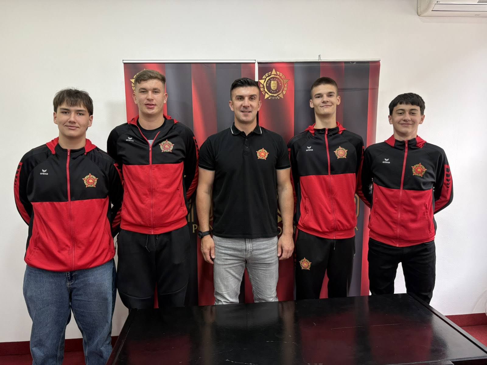 rk sloboda juniori Juniori RK Sloboda Rijad Mehmedinović, Ammar Memić, Aldin Dedić i Nermin Šerbečić potpisali su prve profesionalne ugovore.
