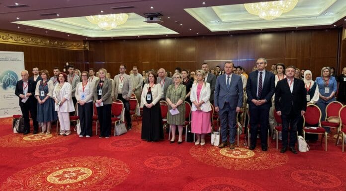U Tuzli održan simpozij o savremenim izazovima u liječenju karcinoma pluća U Tuzli je održan simpozij „Savremeni izazovi u pulmološkoj onkologiji“, posvećen ranom otkrivanju, dijagnostici i liječenju karcinoma pluća.