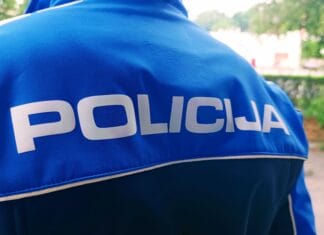 Policija u Tuzli rasvijetlila više krađa u trgovinama, osumnjičene tri osobe policija, pritvor