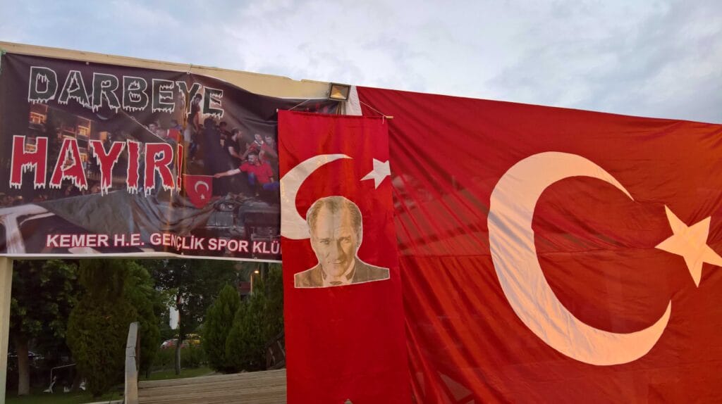 urske zastave i transparent Darbeye hayır u Kemeru