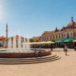 Ekstremne vrućine u Tuzli prikazane kroz ljetni prizor Trga slobode i termometar sa visokim temperaturama