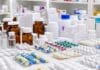 liječenje malignih oboljenja; Velika količina lijekova i medicinskih preparata na stolu u apoteci