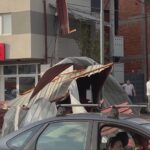 Nevrijeme u Skoplju: Vjetar čupao stabla i nosio krovove, deseci osoba zatražili pomoć Nevrijeme u Skoplju: Vjetar čupao stabla i nosio krovove, deseci osoba zatražili pomoć