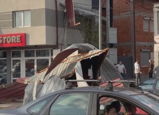 Nevrijeme u Skoplju: Vjetar čupao stabla i nosio krovove, deseci osoba zatražili pomoć