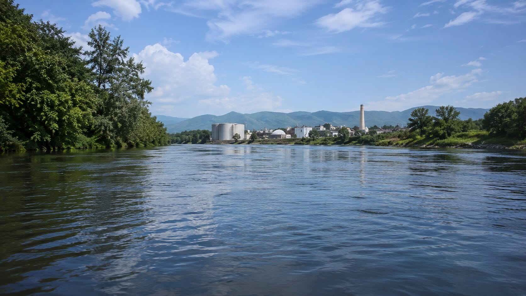 Otpadne vode; Riječna površina u blizini industrijskih postrojenja tokom kontrole upravljanja otpadnim vodama