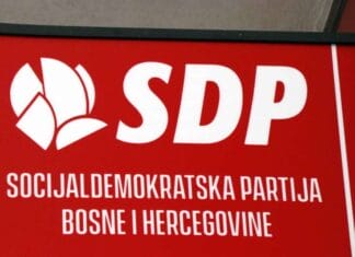 SDP BiH Tuzla: FK Sloboda mora poštovati zakon i jednakost svih građana SDP BiH: Bosna i Hercegovina je u UN primljena pod zastavom sa ljiljanima