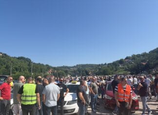 Tuzlanski taksisti održali protest: Traže više stajališta i uređeniji sistem