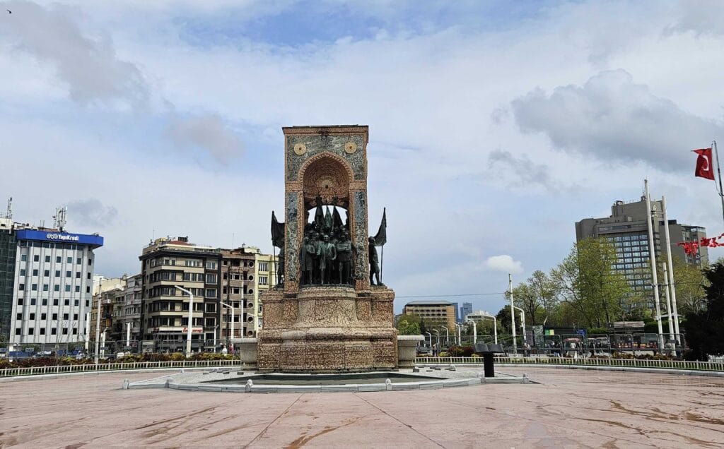 Trg Taksim i Spomenik Republike u Istanbulu