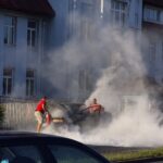 Automobil se zapalio kod bolnice Kreka, prolaznici brzo reagovali