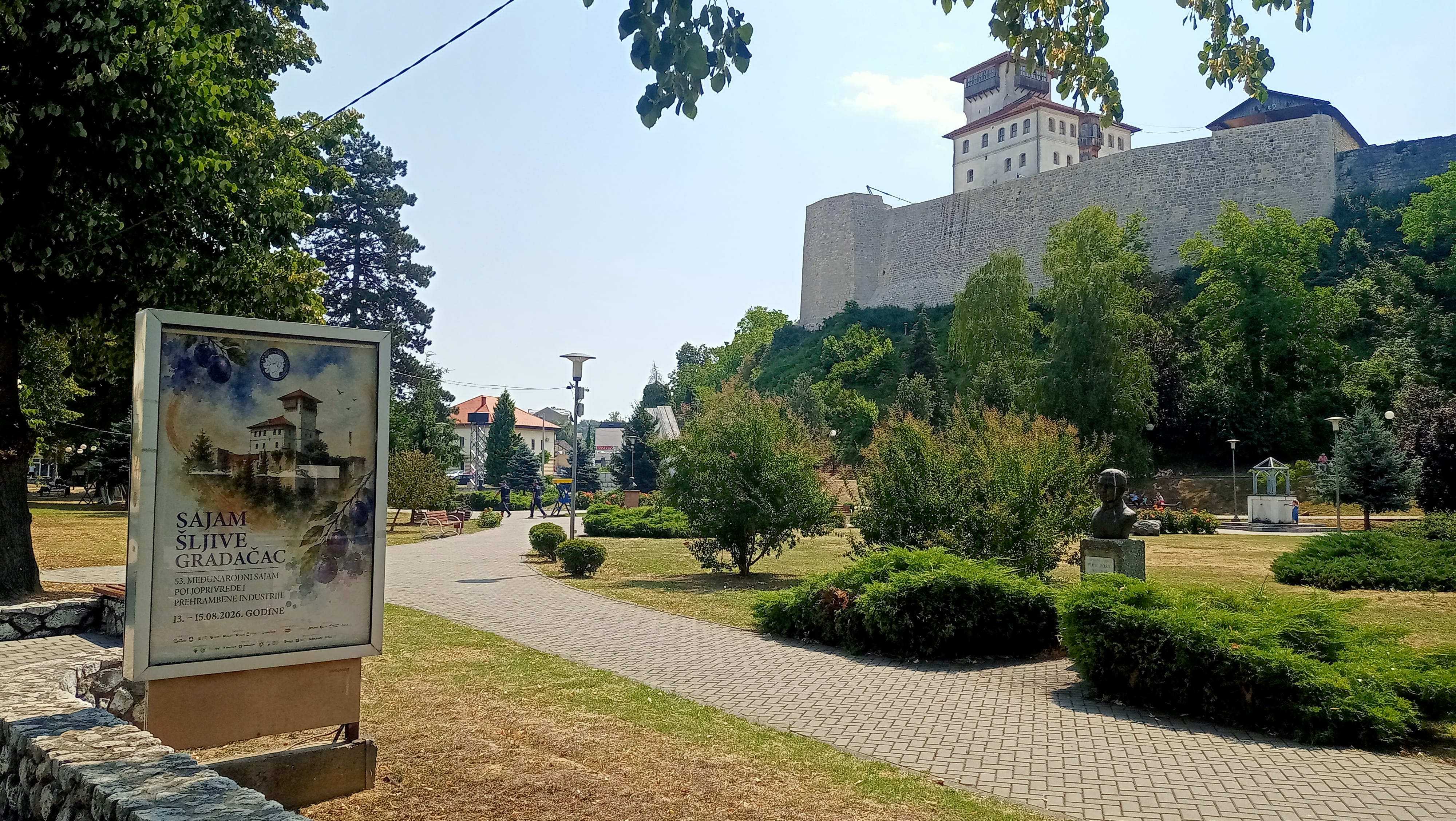 Gradacac - pripreme ze 53. Sajam sljive - gradski park (07.08.2026.)-1 Sajam šljive u Gradačcu od 13. do 15. augusta okuplja oko 150 izlagača