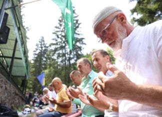 Brojni vjernici na tradicionalnoj dovi kod Djevojačke pećine u Kladnju