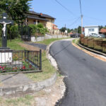 Na Husinu završeno asfaltiranje sedam putnih pravaca, gradi se i novi trotoar Na Husinu završeno asfaltiranje sedam putnih pravaca, gradi se i novi trotoar