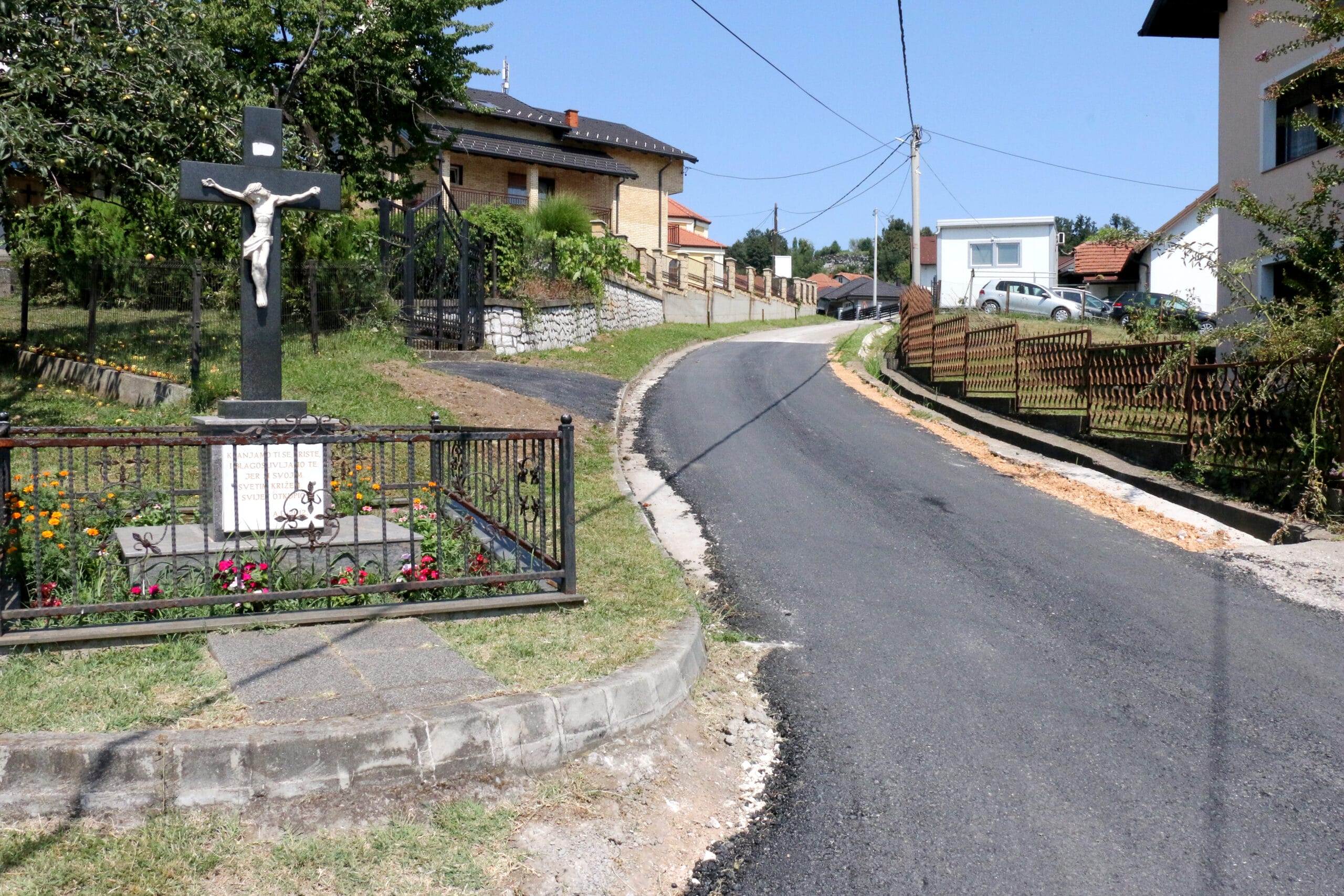 INFRASTRUKTUTRA-HUSINO-4-scaled Na Husinu završeno asfaltiranje sedam putnih pravaca, gradi se i novi trotoar