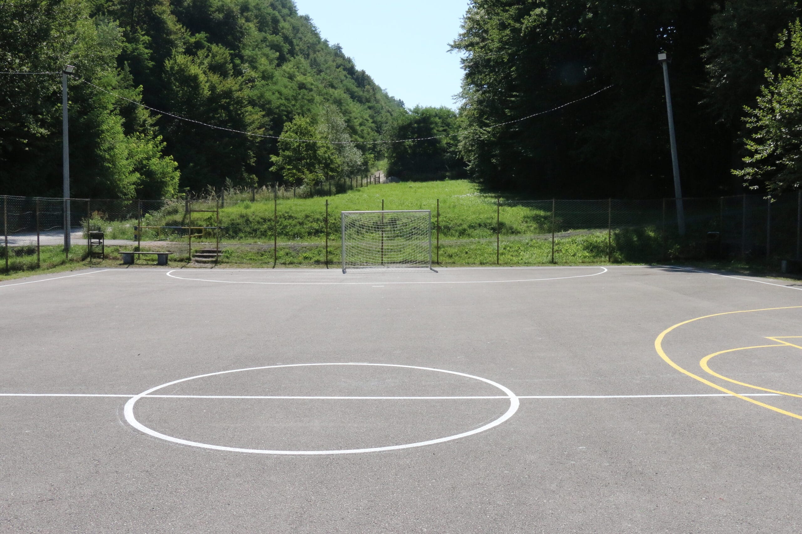 MOLUHE-SPORTSKI-TEREN-3-scaled U Moluhama uređen sportski teren, najavljeni novi infrastrukturni projekti u Solani