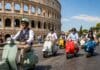 Vespa je proslavila 80. rođendan: Hiljade skutera pretvorile Rim u veliku filmsku scenu Vespa, Brojne Vespe prolaze pored Koloseuma u Rimu tokom obilježavanja 80. rođendana ovog kultnog italijanskog skutera