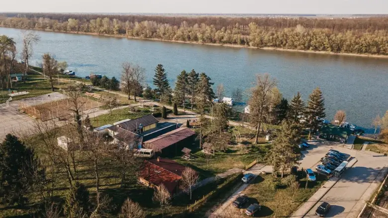 brcko sava Nizak vodostaj Save stvorio brojne sprudove, upozorenje za plovidbu kod Brčkog