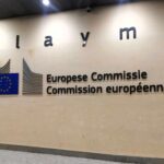 Ljudska prava u BiH pod lupom EU: Brisel upozorio na neujednačenu zaštitu, pritiske na novinare i političke blokade Ljudska prava u BiH pod lupom EU: Brisel upozorio na neujednačenu zaštitu, pritiske na novinare i političke blokade; Brisel znak Evropske komisije na zgradi