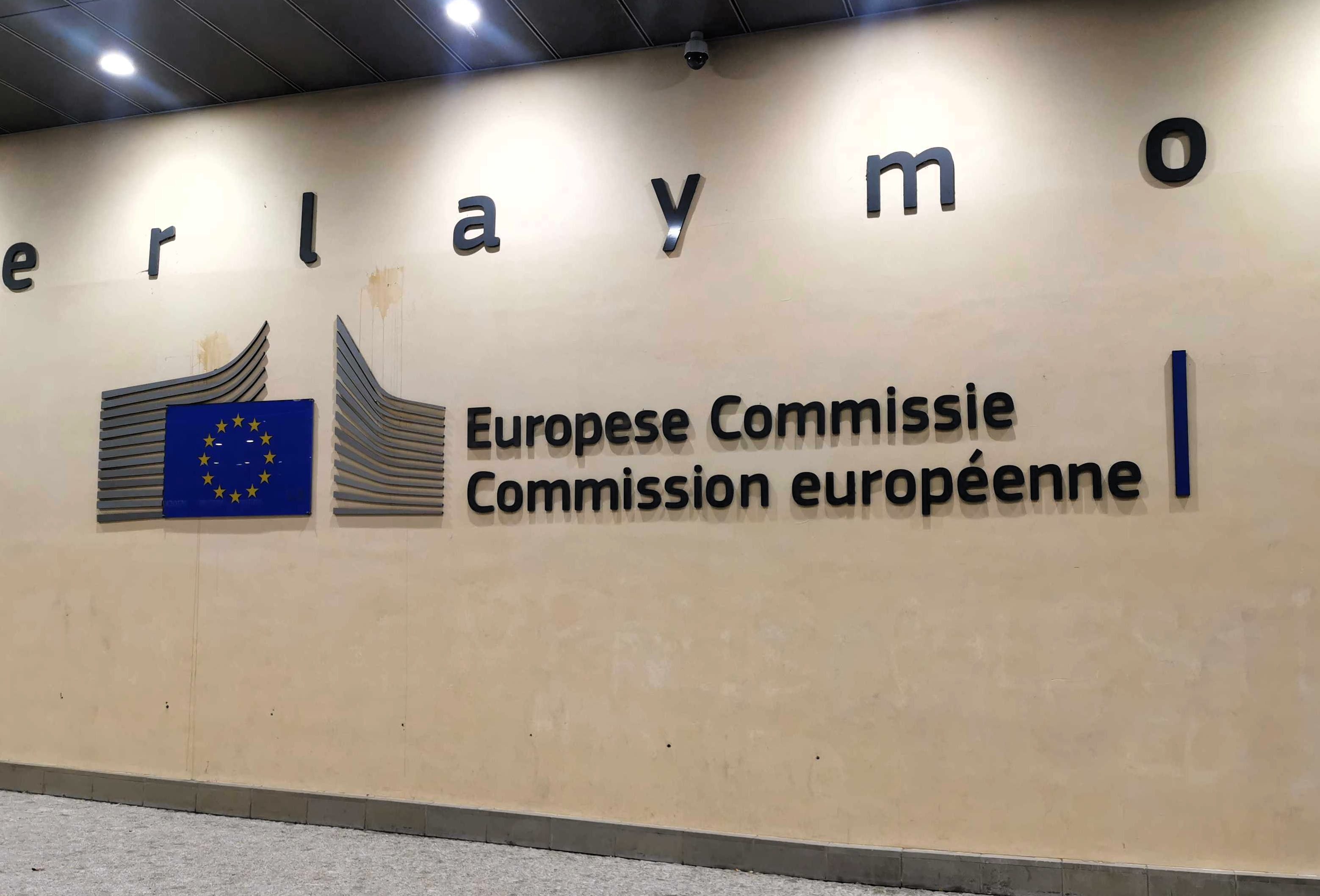 brisel EU znak RTV Slon Ljudska prava u BiH pod lupom EU: Brisel upozorio na neujednačenu zaštitu, pritiske na novinare i političke blokade; Brisel znak Evropske komisije na zgradi